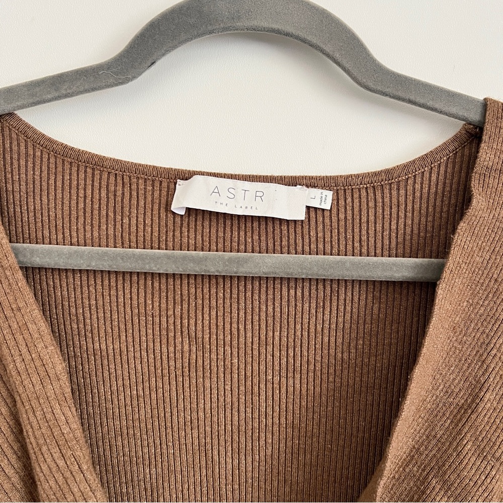 ASTR The Label Brown Ribbed Faux Wrap Long Sleeve V Neck Sweater Top Size L - Picture 5 of 8